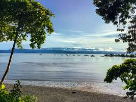 The beach and water in front of Cabinas Jimenez